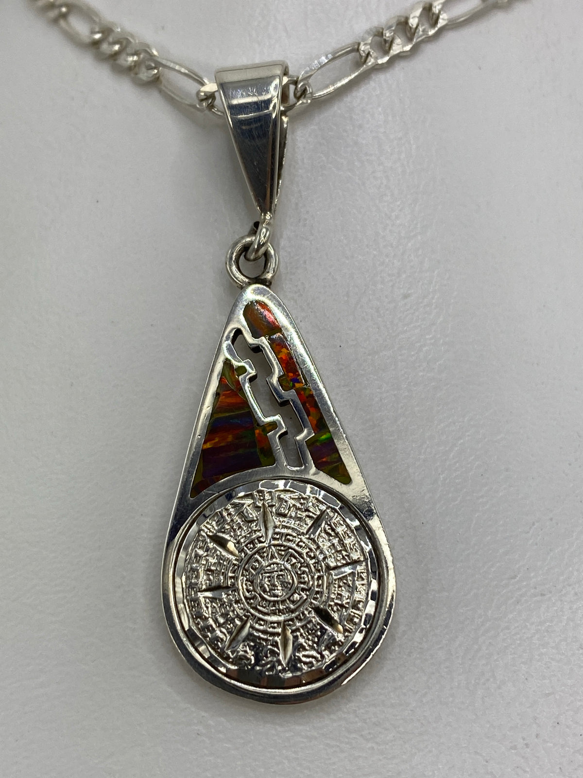 Dije de plata 950 con Calendario Azteca en relieve y ópalo de fuego multicolor