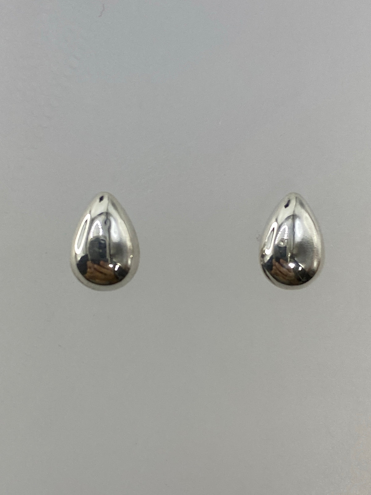 Par de aretes de plata cartoneado en forma de gota, vista frontal