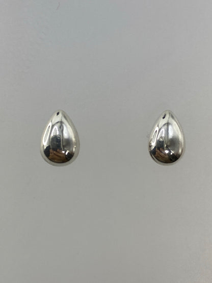 Par de aretes de plata cartoneado en forma de gota, vista frontal
