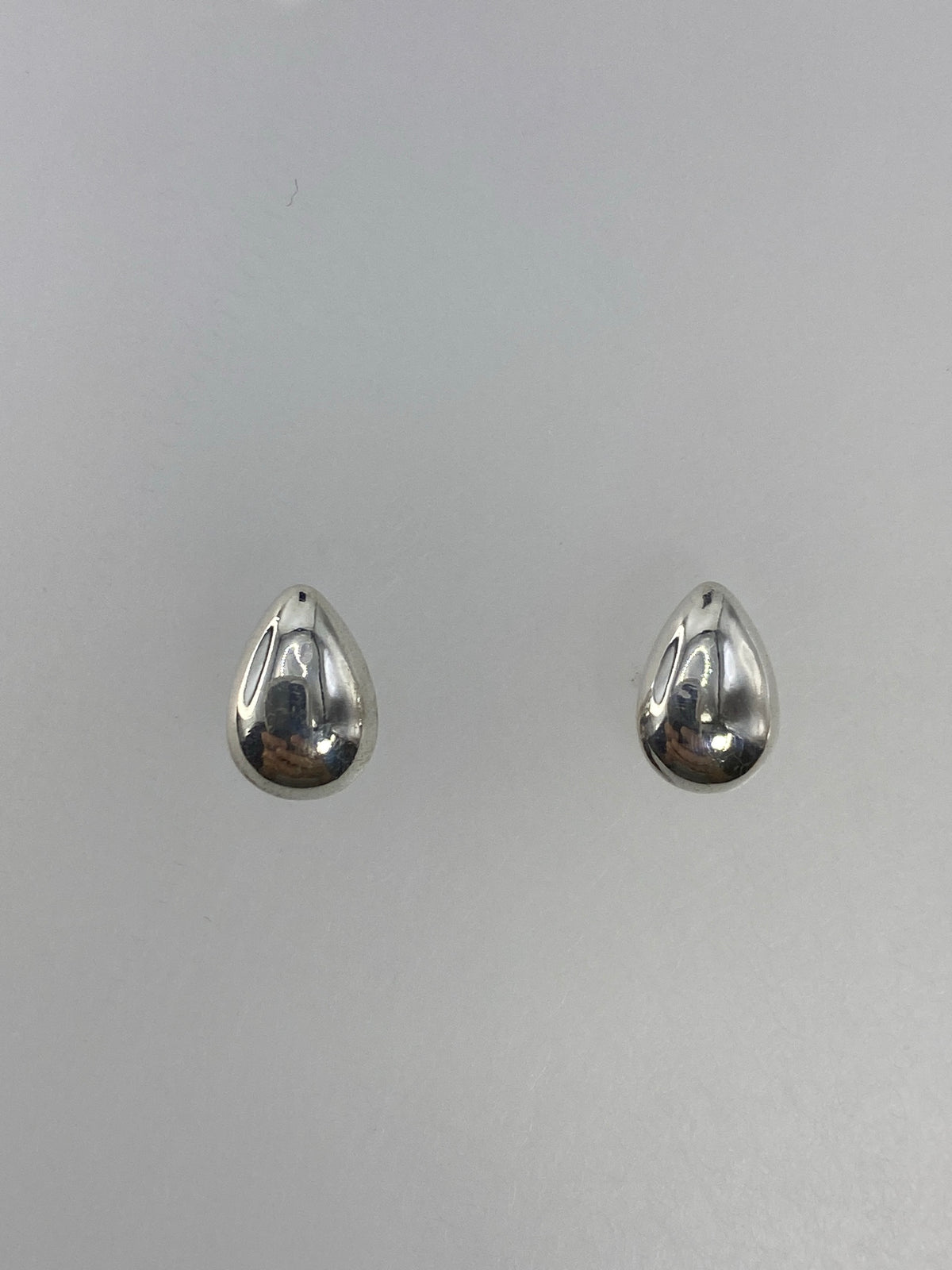 Aretes de plata 925 Taxco con cierre de poste, mostrando detalle del volumen