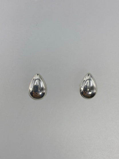 Aretes de plata 925 Taxco con cierre de poste, mostrando detalle del volumen