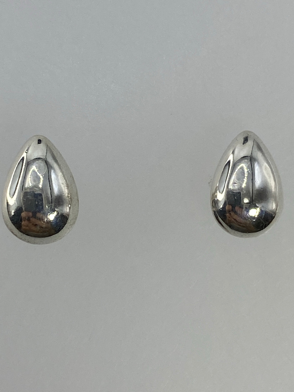 Medida del arete de 1.5 cm con escala de centímetros