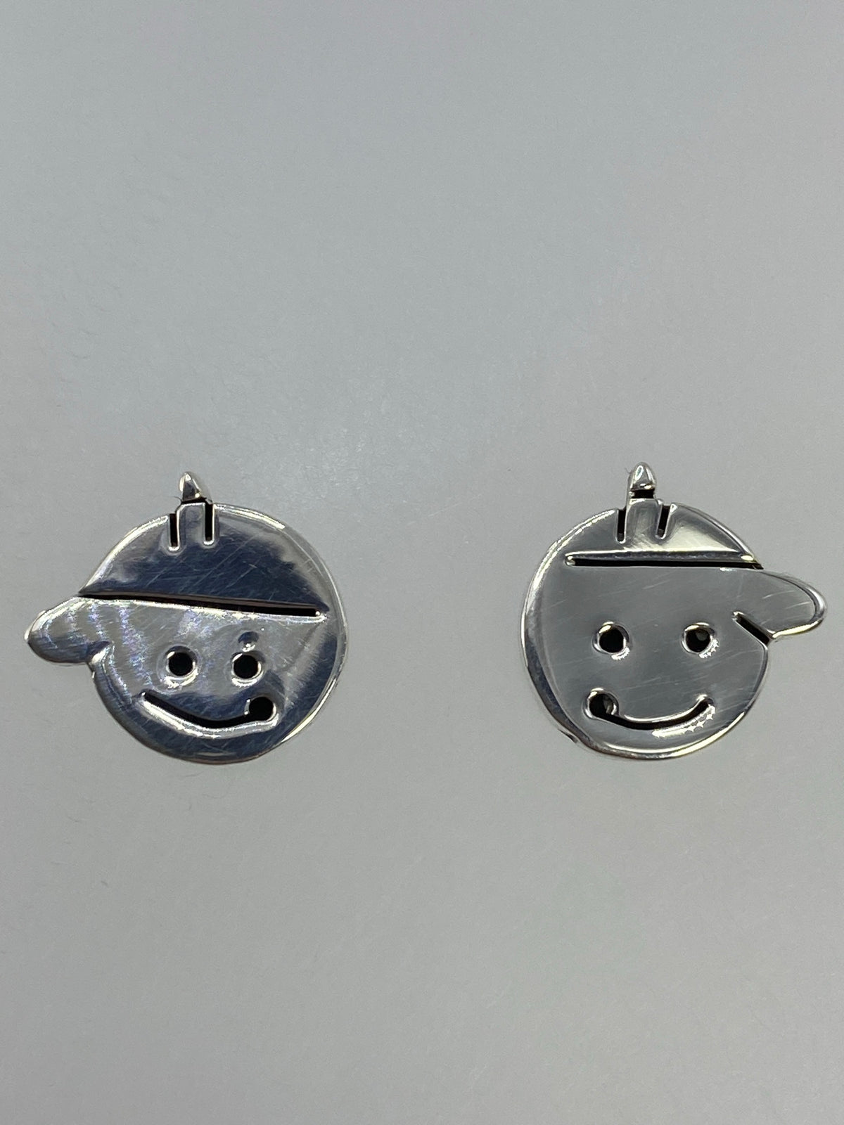 Detalle de los ojos y sonrisa grabados en plata cartoneada