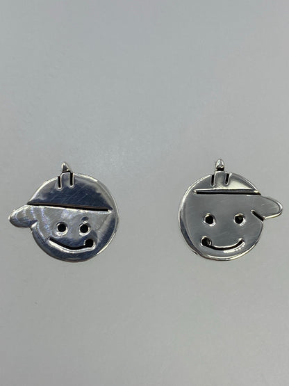 Detalle de los ojos y sonrisa grabados en plata cartoneada