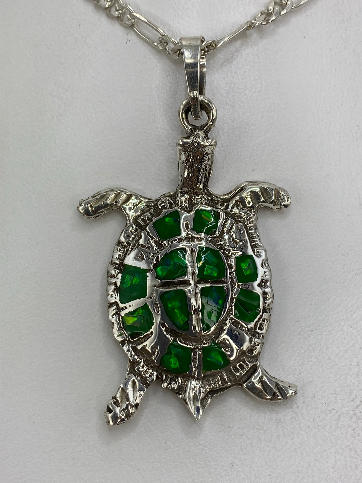 Dije de tortuga en plata 925 con ópalos de fuego verdes engastados, colgando de cadena