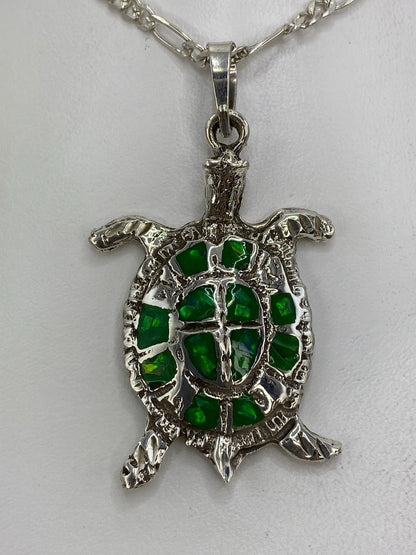 Dije de tortuga en plata 925 con ópalos de fuego verdes engastados, colgando de cadena