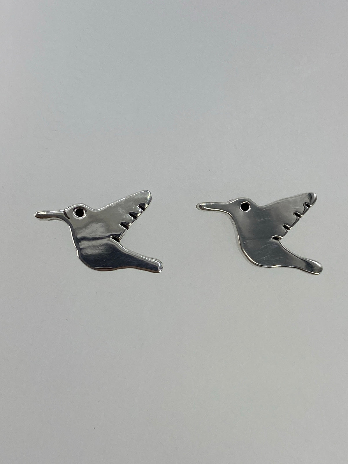 Par de aretes de plata cartoneado con diseño de colibrí de Taxco