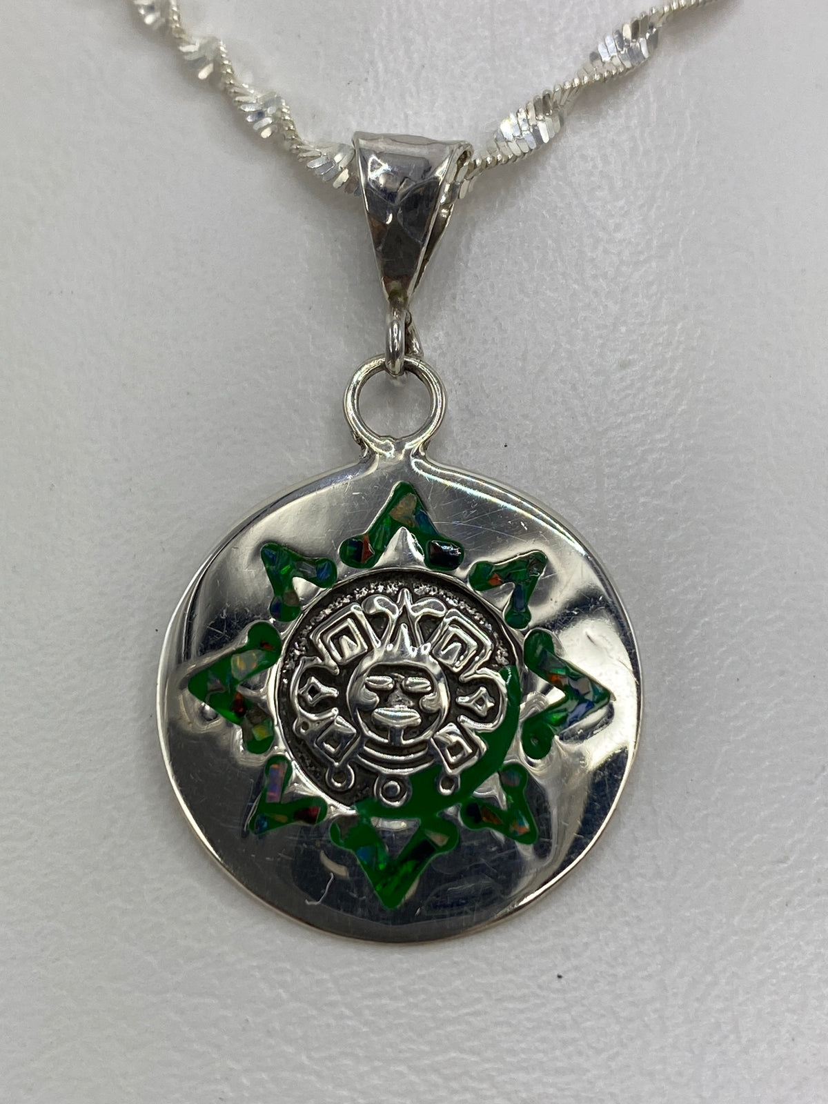 Dije Sol Azteca en plata 925 con Ópalo de Fuego multicolor sobre fondo blanco