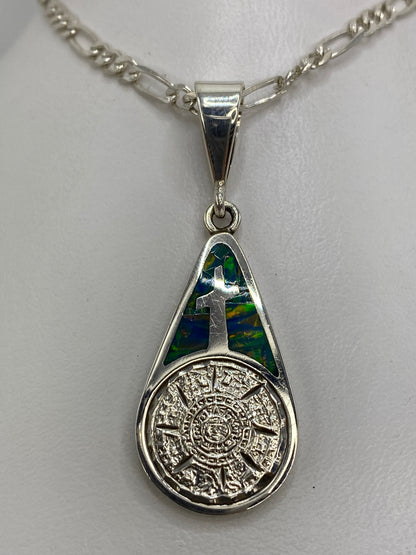 Dije de plata 950 con cruz sobre Calendario Azteca e Ópalo de Fuego multicolor, colgado de cadena