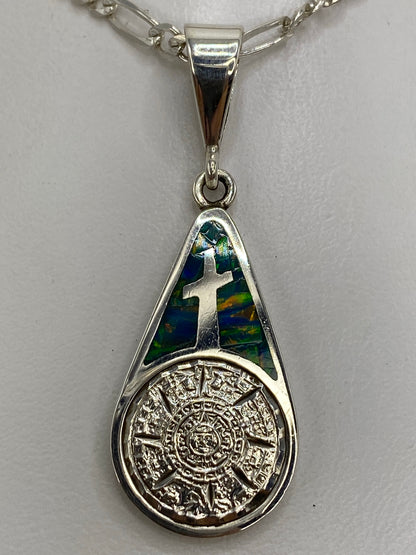 Dije sobre regla milimetrada — largo 4.8 cm, ancho 1.7 cm