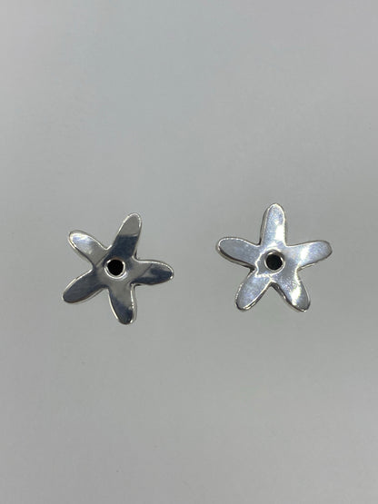 Par de aretes de plata cartoneado con forma de estrella de cinco puntas
