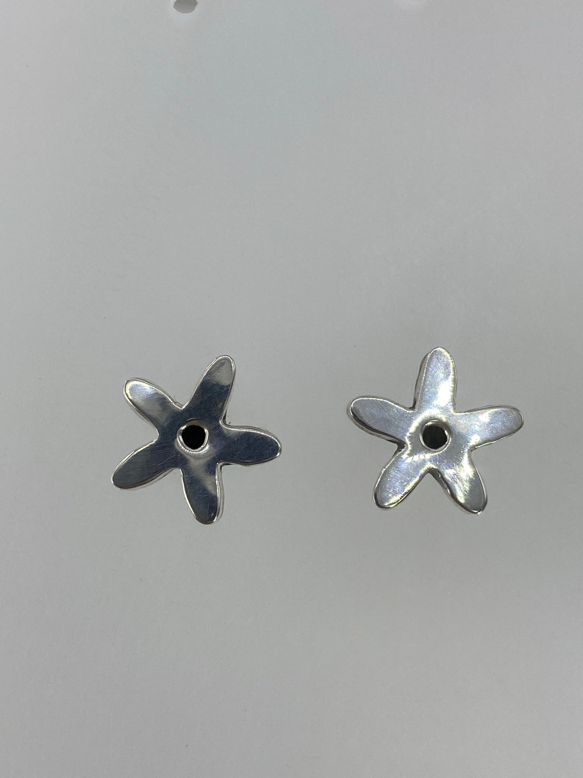 Detalle del volumen 3D de los aretes de plata cartoneado