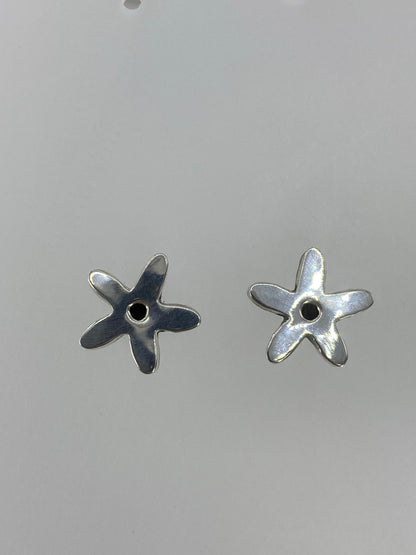 Detalle del volumen 3D de los aretes de plata cartoneado