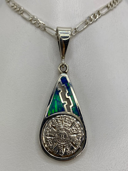 Dije de plata 950 con Calendario Azteca y ópalo de fuego azul, vista frontal