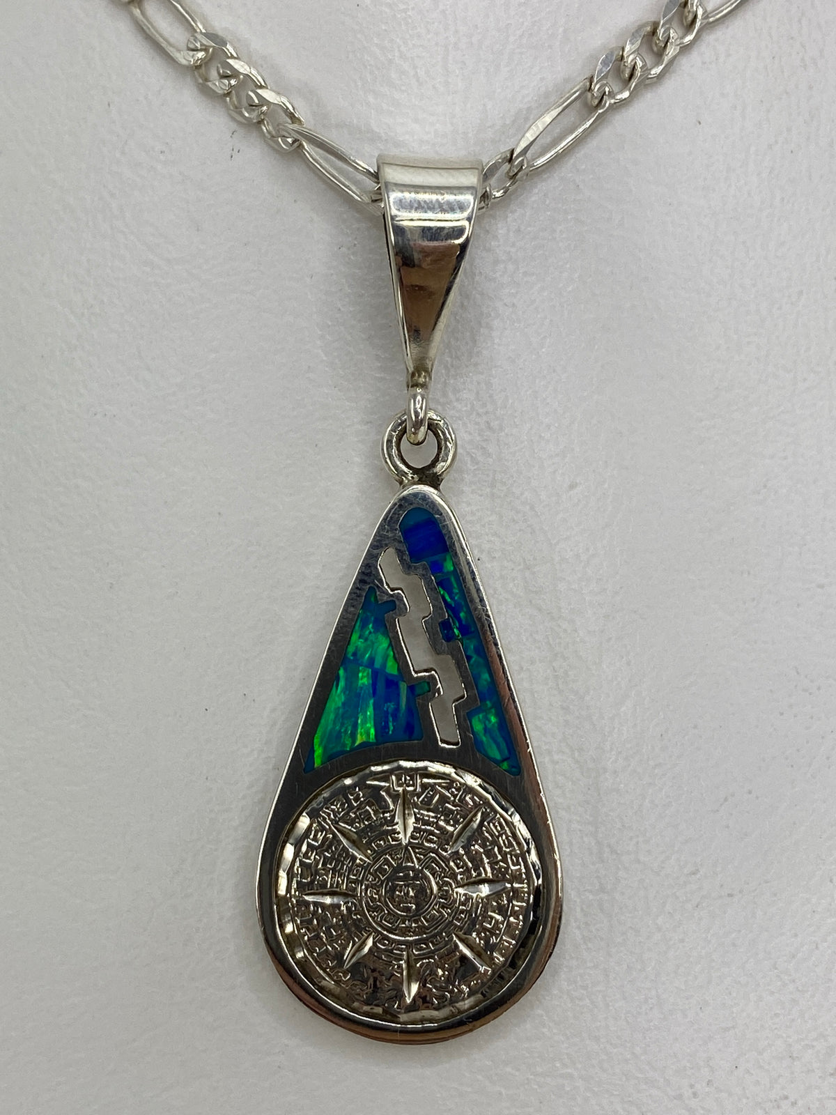 Detalle del relieve profundo del Calendario Azteca en plata