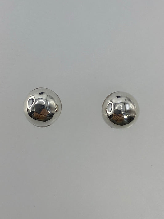 Par de aretes de plata cartoneado, diminutos y redondos, en fondo blanco