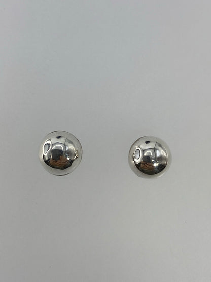 Detalle de los dos aretes de plata 925 con postes y cierre de mariposa