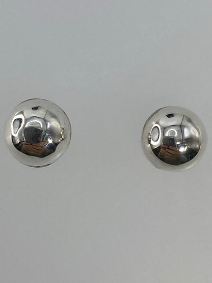 Aretes minimalistas de 1.1 cm con el brillo pulido de la plata de Taxco