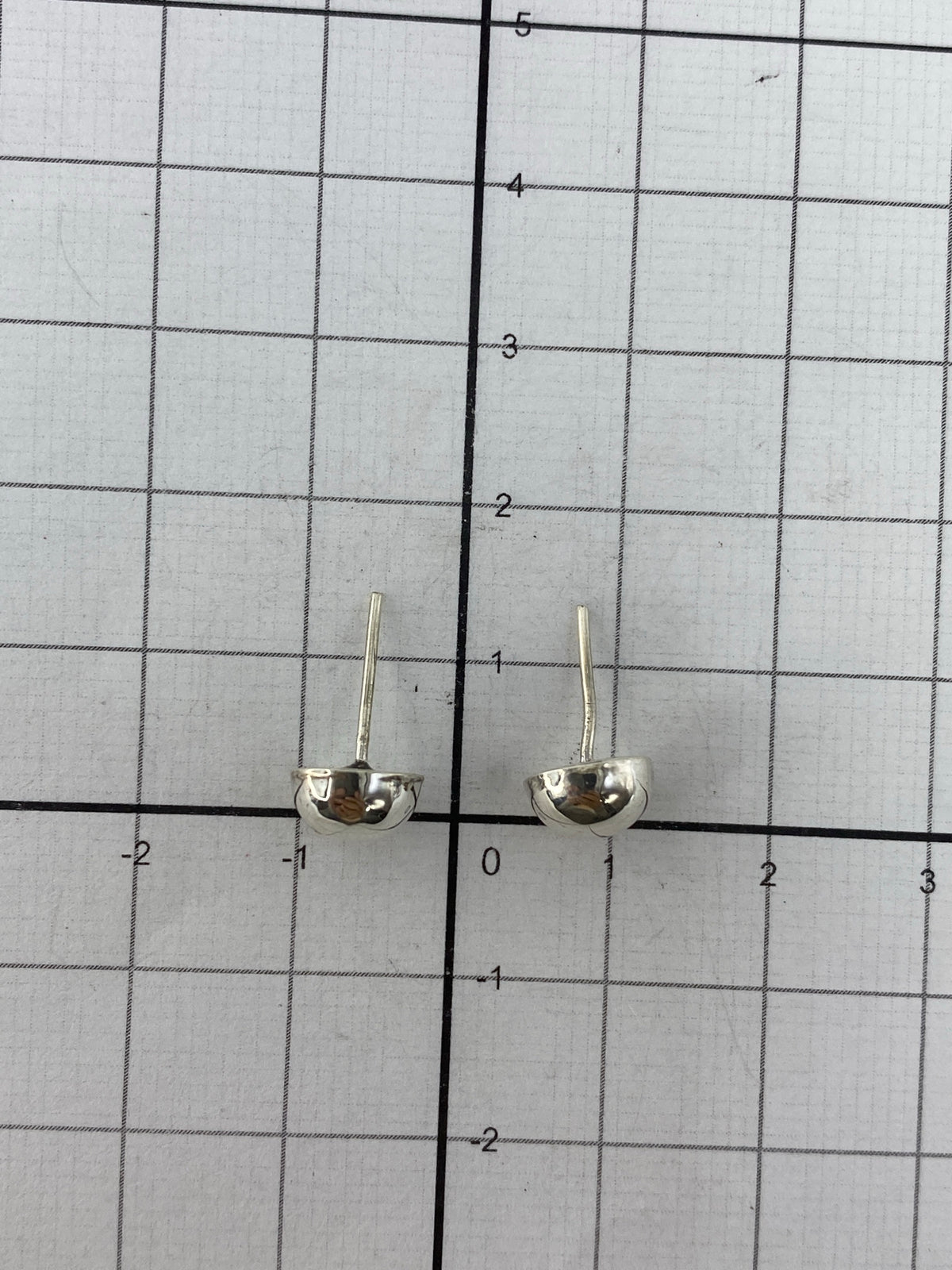 Aretes de plata cartoneado: vista frontal mostrando el volumen 3D perfecto