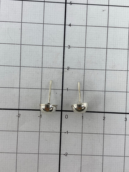 Aretes de plata cartoneado: vista frontal mostrando el volumen 3D perfecto