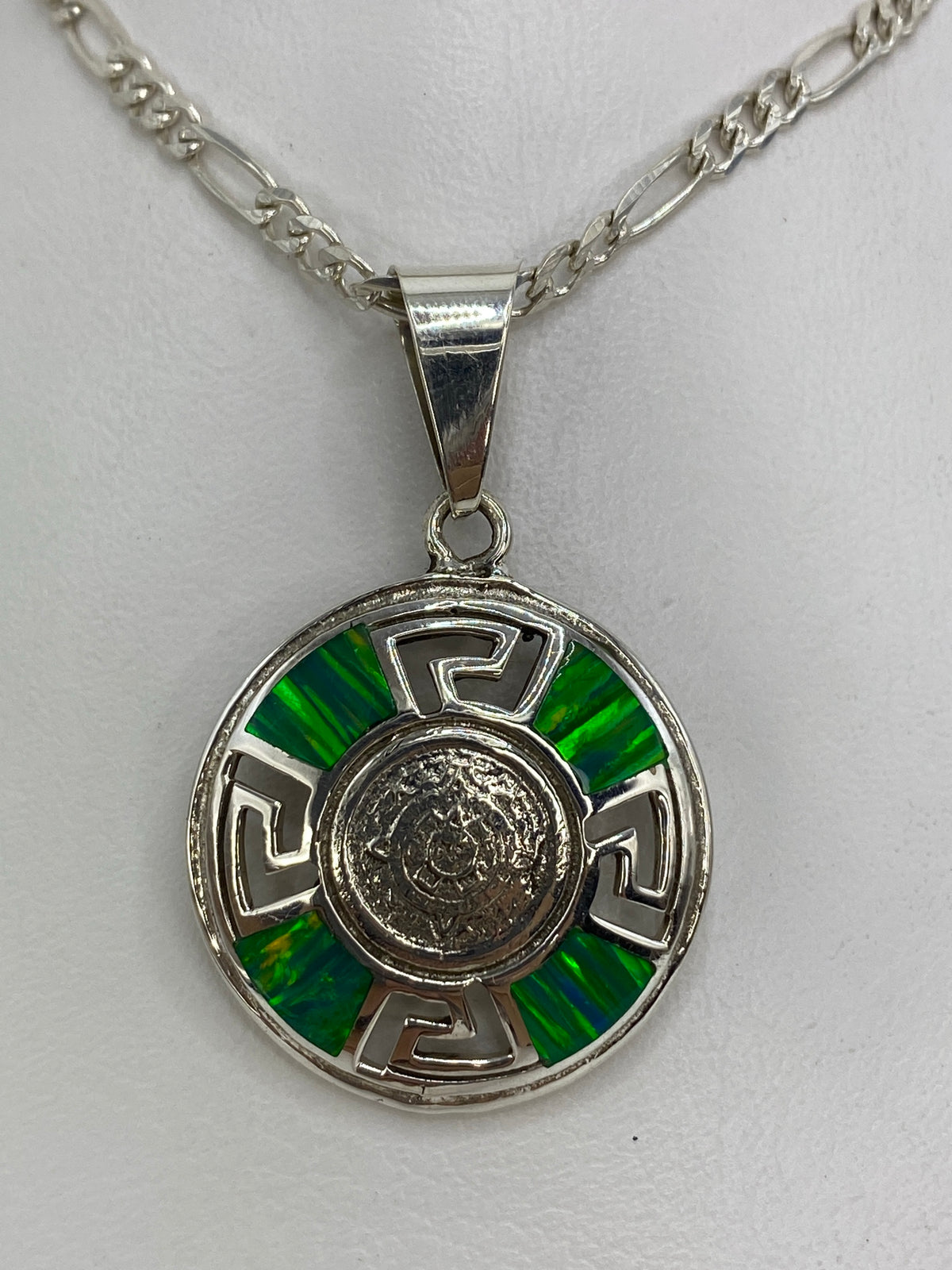 Vista frontal del Calendario Azteca grabado en plata 925 con piedra verde