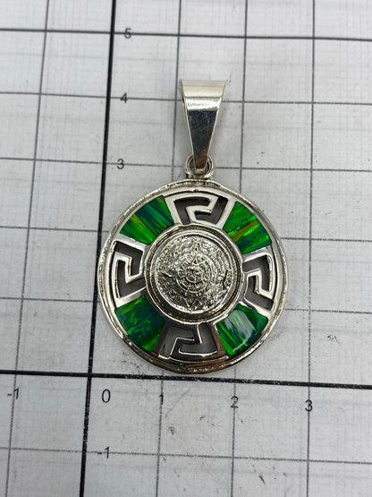 Dije de 4.3 cm sobre medidor de escala mostrando tamaño real