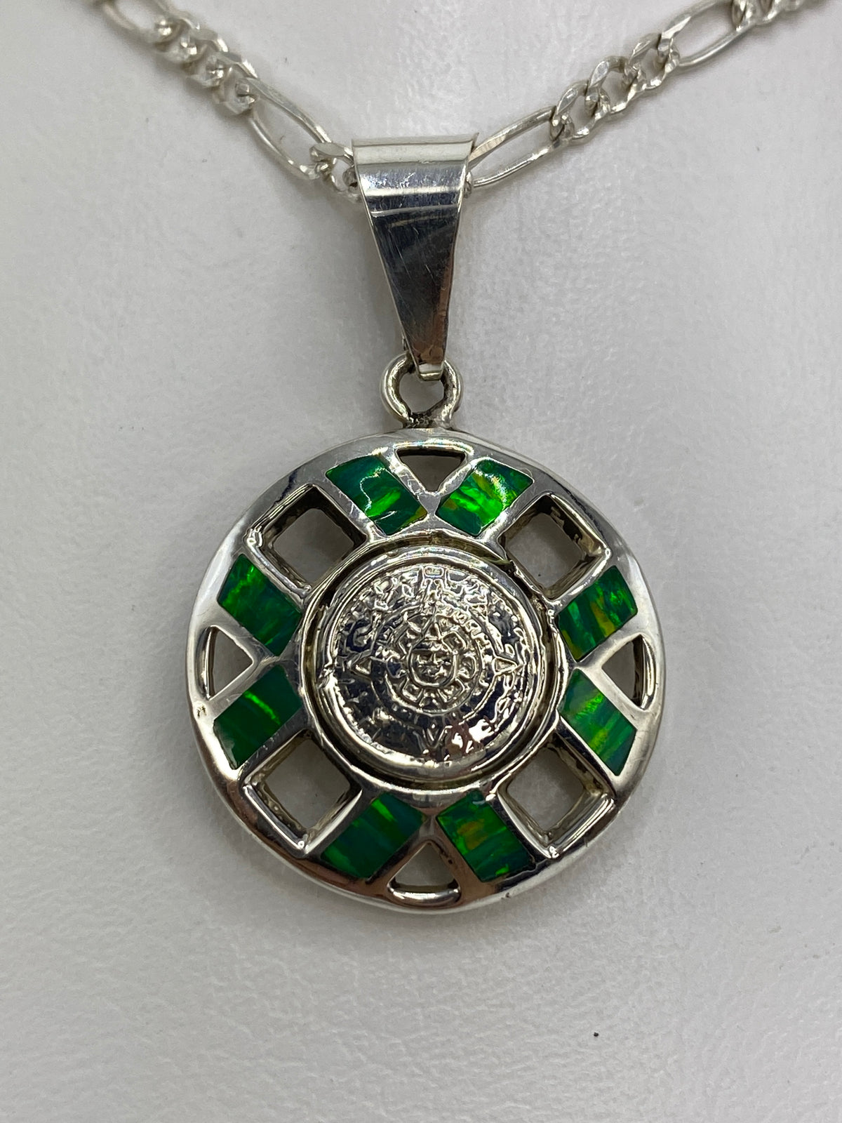 Dije de plata 925 con el Quinto Sol prehispánico engastado con ópalo de fuego verde