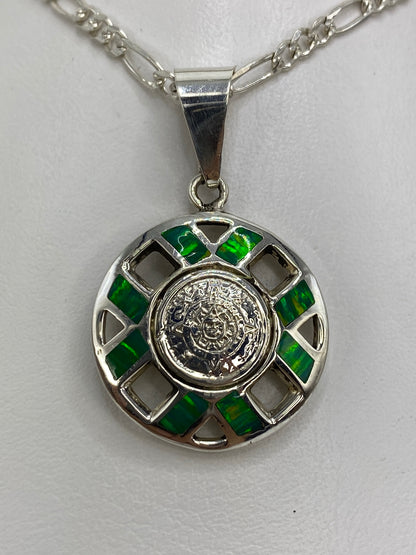 Dije de plata 925 con el Quinto Sol prehispánico engastado con ópalo de fuego verde