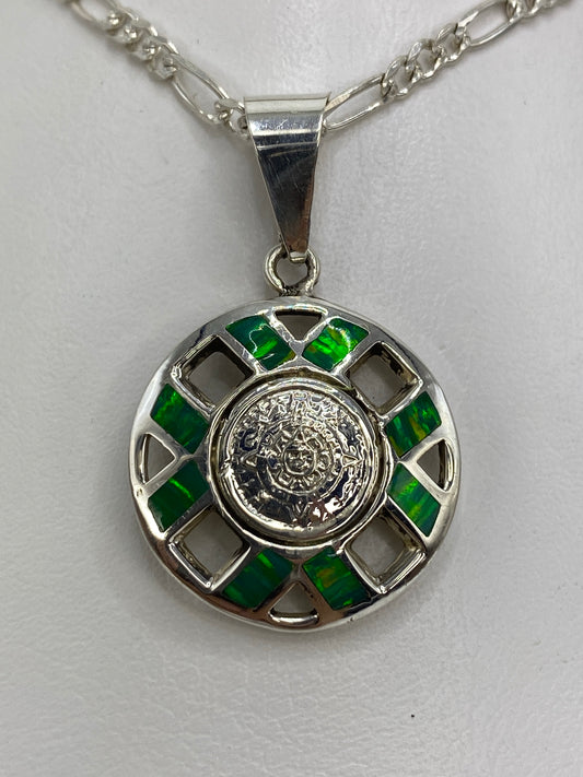 Dije de plata 925 con el Quinto Sol prehispánico engastado con ópalo de fuego verde