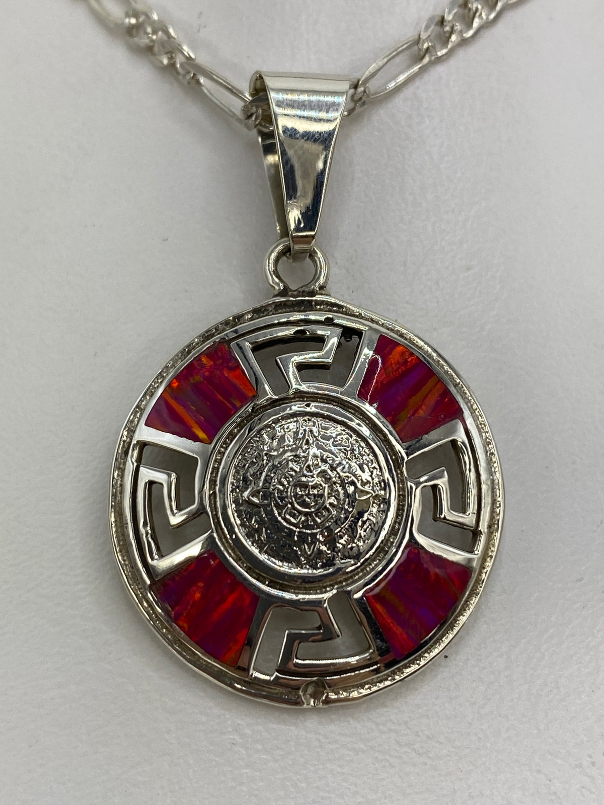 Dije de plata 925 con diseño prehispánico y ópalo de fuego rosa de 4.2 cm, colgando de una cadena