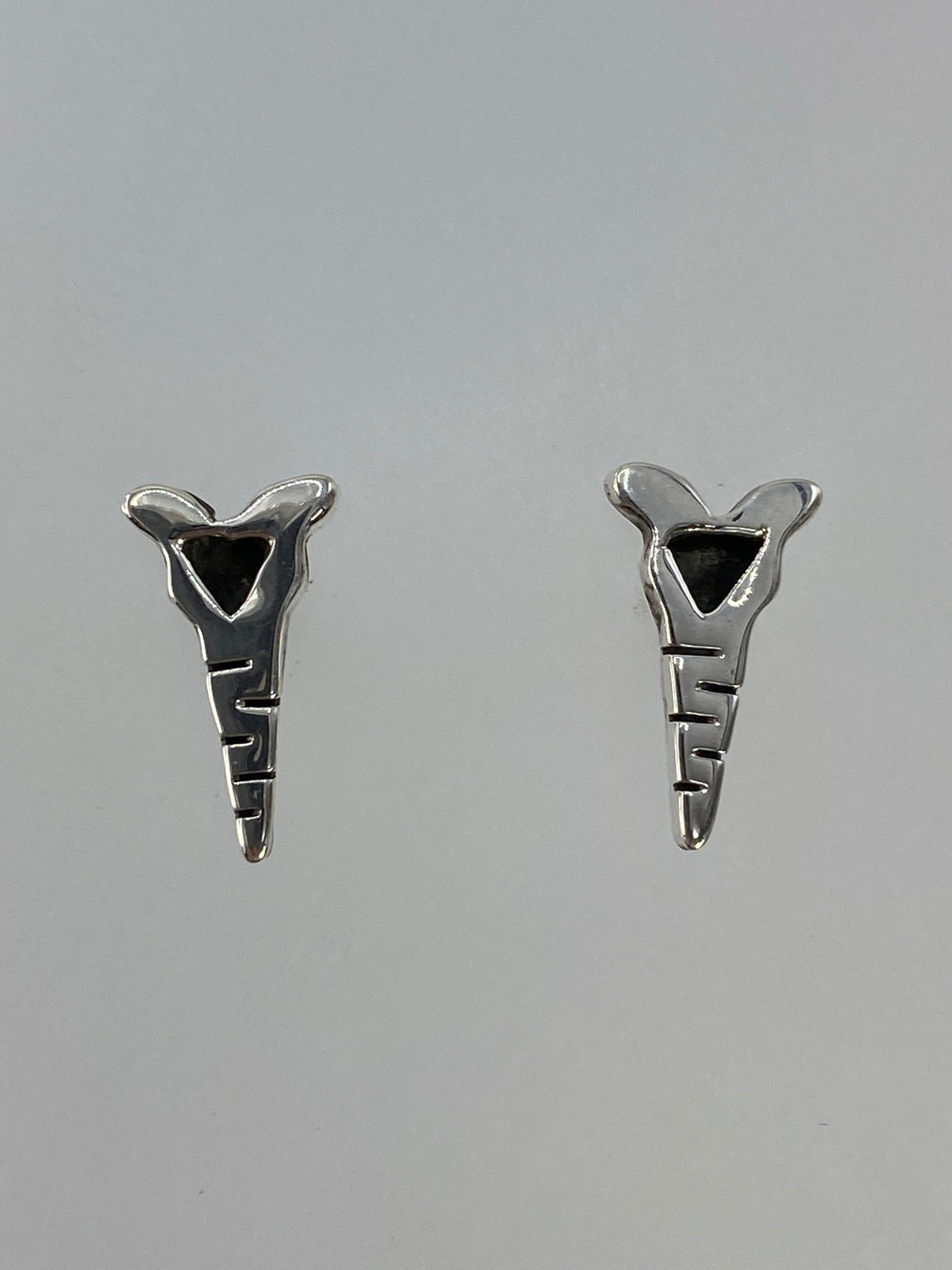 Par de aretes de plata cartoneado con diseño prehispánico minimalista