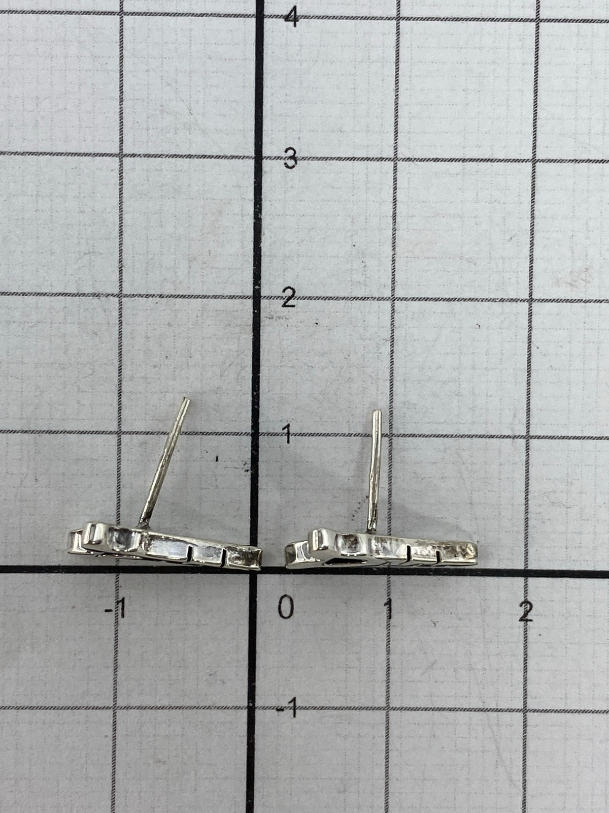 Aretes sobre fondo gris mostrando la ligereza de la técnica