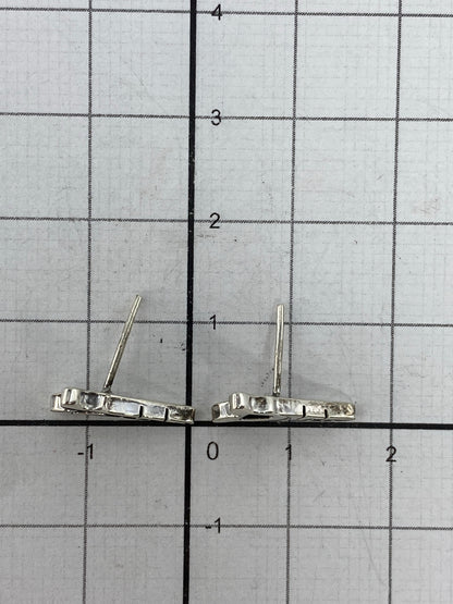 Aretes sobre fondo gris mostrando la ligereza de la técnica