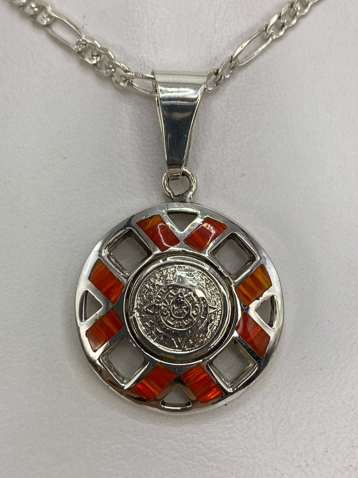 Detalle del ópalo naranja y el engaste combinado en plata pulida