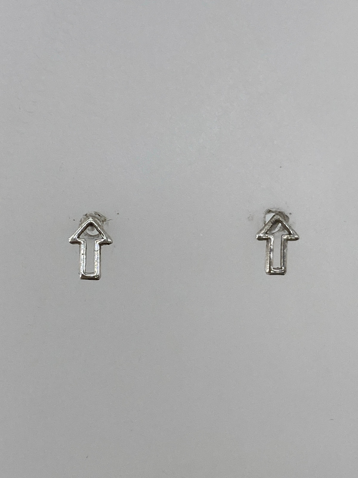 Par de aretes de plata cartoneado con forma de flecha, minimalistas y geométricos