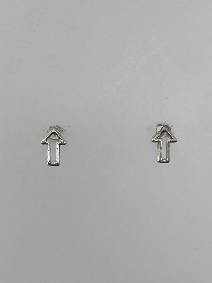 Par de aretes de plata cartoneado con forma de flecha, minimalistas y geométricos