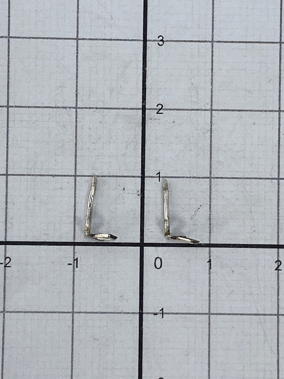 Aretes cartoneados sobre fondo blanco, tamaño 1.1 cm de largo