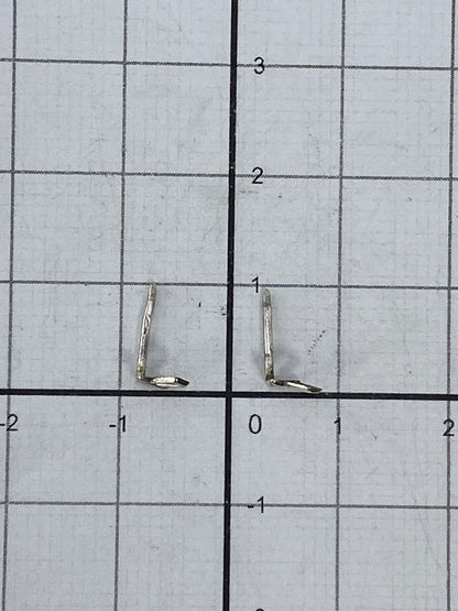 Aretes cartoneados sobre fondo blanco, tamaño 1.1 cm de largo
