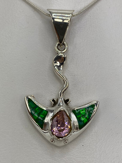 Detalle del Ópalo de Fuego verde engastado manualmente en plata 950