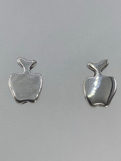 Aretes puestos en oído, mostrando el tamaño y acabado de 1.2 cm