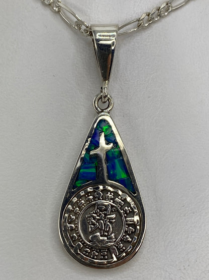 Detalle del ópalo de fuego azul engastado en la sección superior del dije