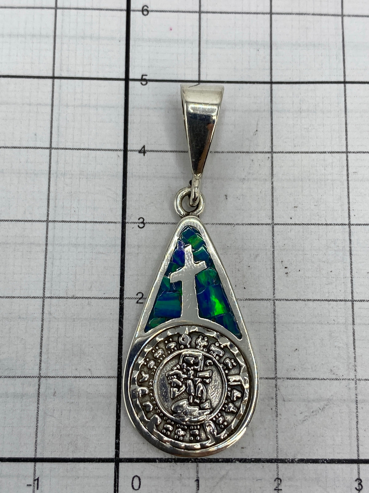 Reverso del dije mostrando el Quinto 950 y el acabado pulido en plata