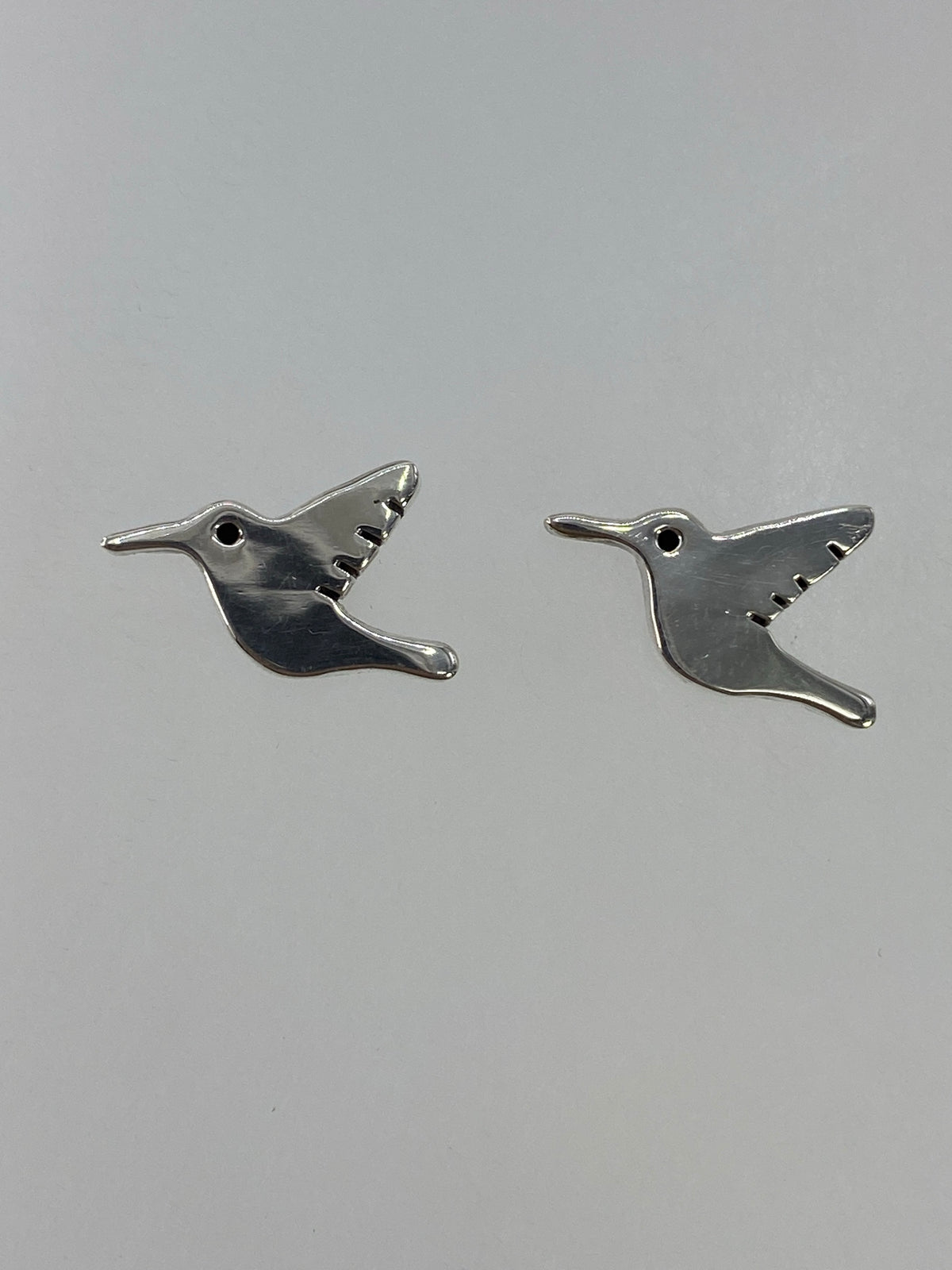 Aretes de plata 925 en forma de colibrí, cartoneado artesanal de Taxco, vistos de frente