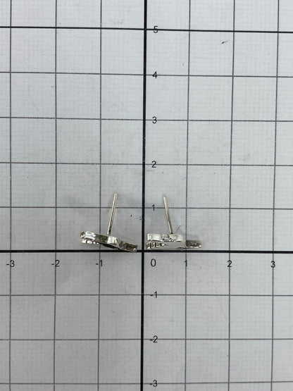 Aretes sobre fondo blanco mostrando el Quinto 925 en la base