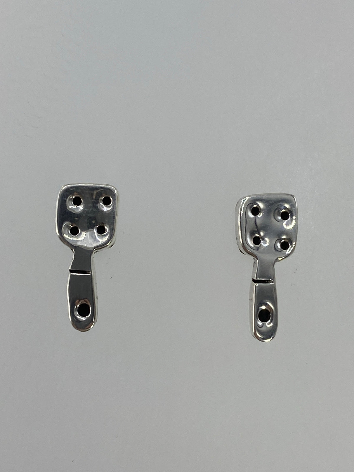 Par de aretes de plata cartoneado minimalistas, 1 cm cada uno