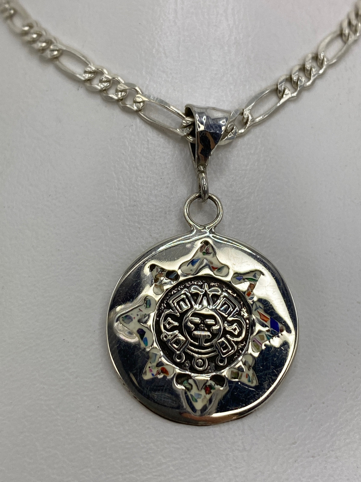 Dije de plata 925 con sol azteca prehispánico y ópalo de fuego multicolor en una cadena figaro