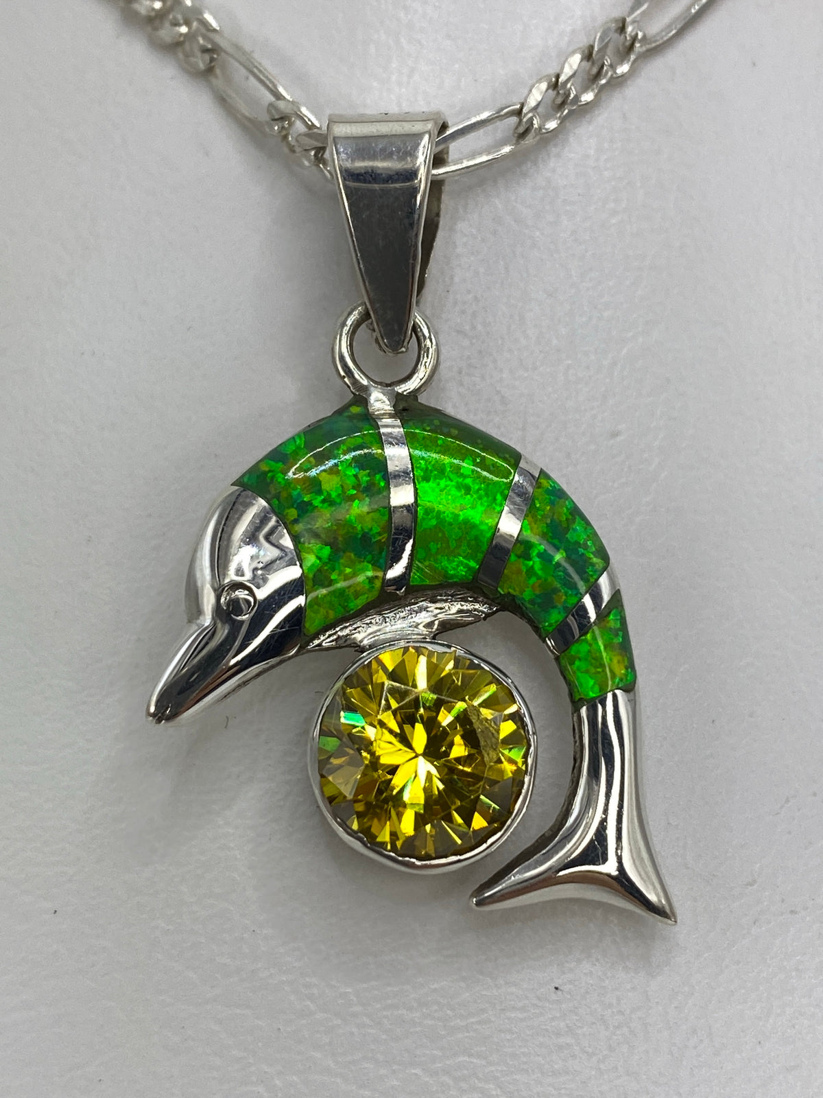 Dije de pájaro en plata 950 con ópalo de fuego verde limón, sobre cadena — vista frontal
