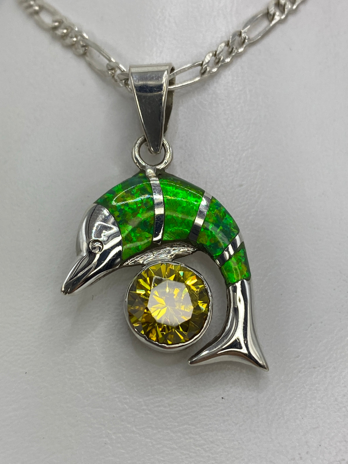 Detalle del pájaro en fundición de plata 950 mostrando el engaste de la piedra verde limón