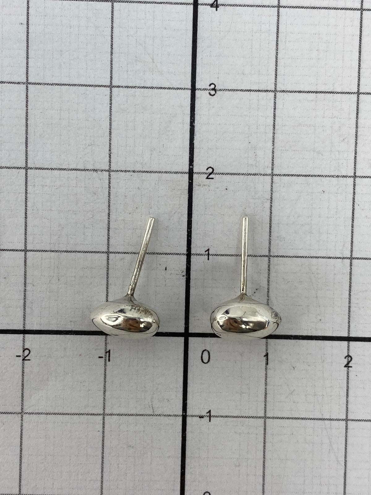 Postes de plata de los aretes visto desde atrás
