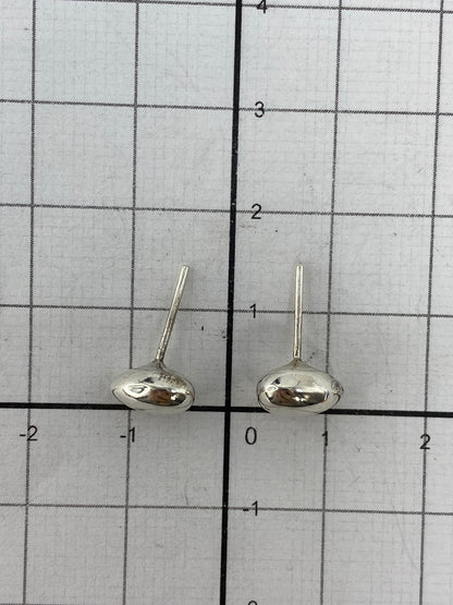 Postes de plata de los aretes visto desde atrás
